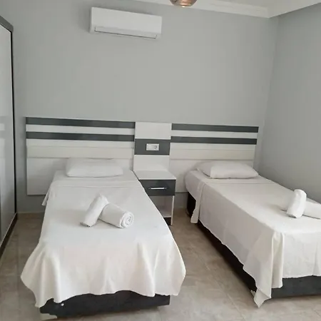 Aliya's Golden Spacious 3 Bed Appartamento *