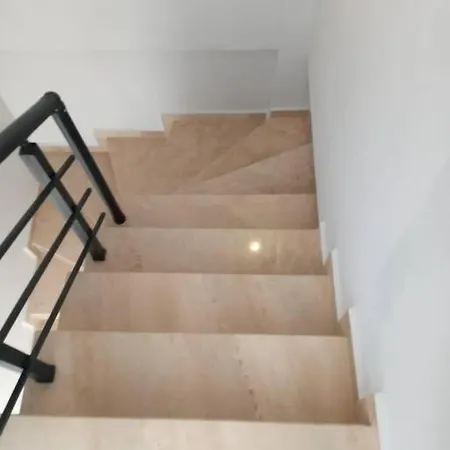 Aliya's Golden Spacious 3 Bed Appartamento