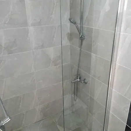 Aliya's Golden Spacious 3 Bed Daire