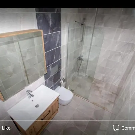 Aliya's Golden Spacious 3 Bed Апартаменты *